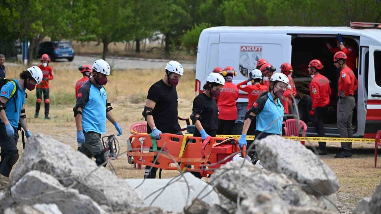 Manisa'da 17 ağustos anısına saha eğitimi: 280 kişiyle afet tatbikatı