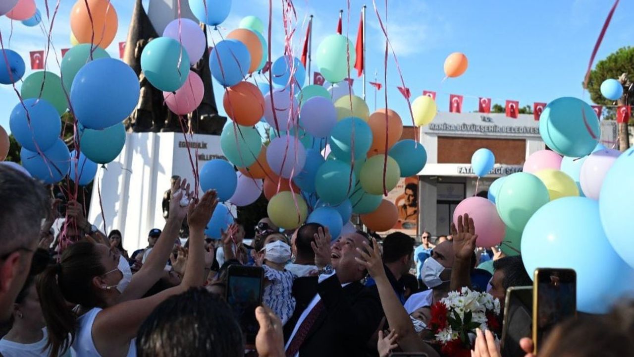 Manisa'da zafer bayramı kutlaması miniklerin neşesine dönüştü