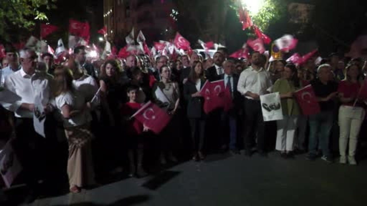 Manisa'da zafer yürüyüşü Hadise konseriyle bayram coşkusuna dönüştü