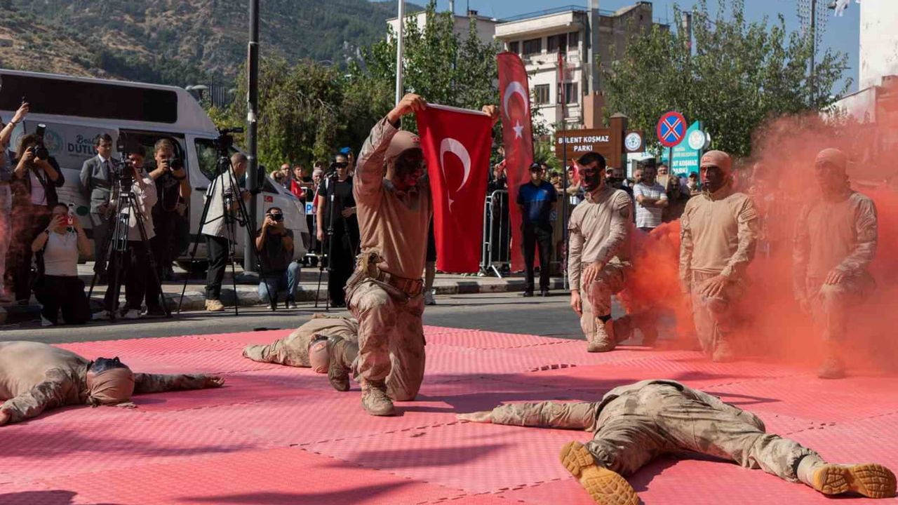 Manisa'da zaferin coşkusu: komandoların yakın dövüş gösterisi ve halk oyunları