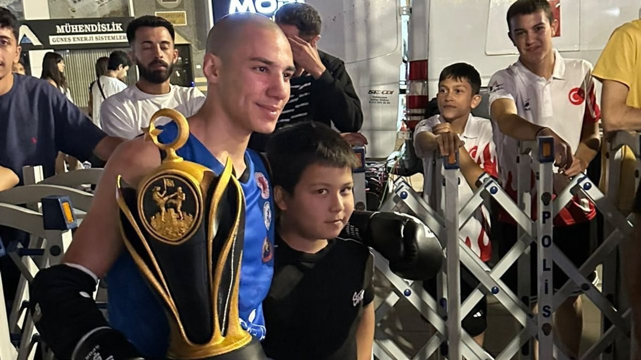 Manisa'nın yeni şampiyonu: Ömer Faruk Öksüz Afyon'da kupayı kaldırdı