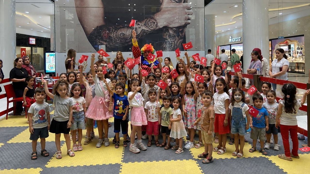 Mardian Mall'da çocukların bayrak şöleniyle 30 Ağustos kutlaması