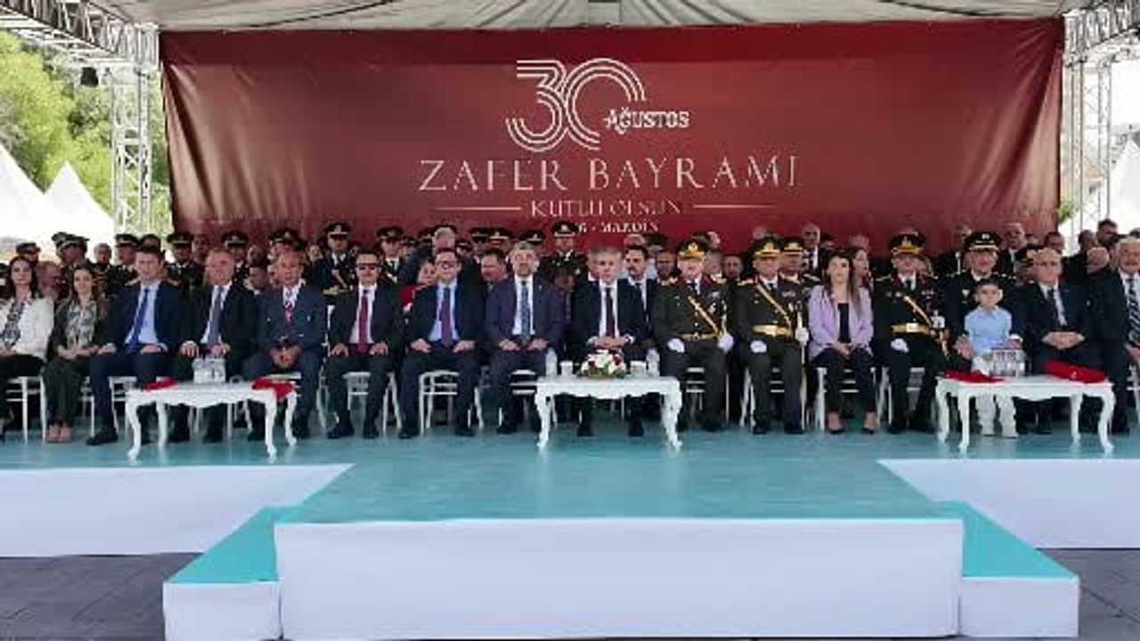 Mardin’de 30 ağustos coşkusu: büst önünde saygı ve madalya töreni
