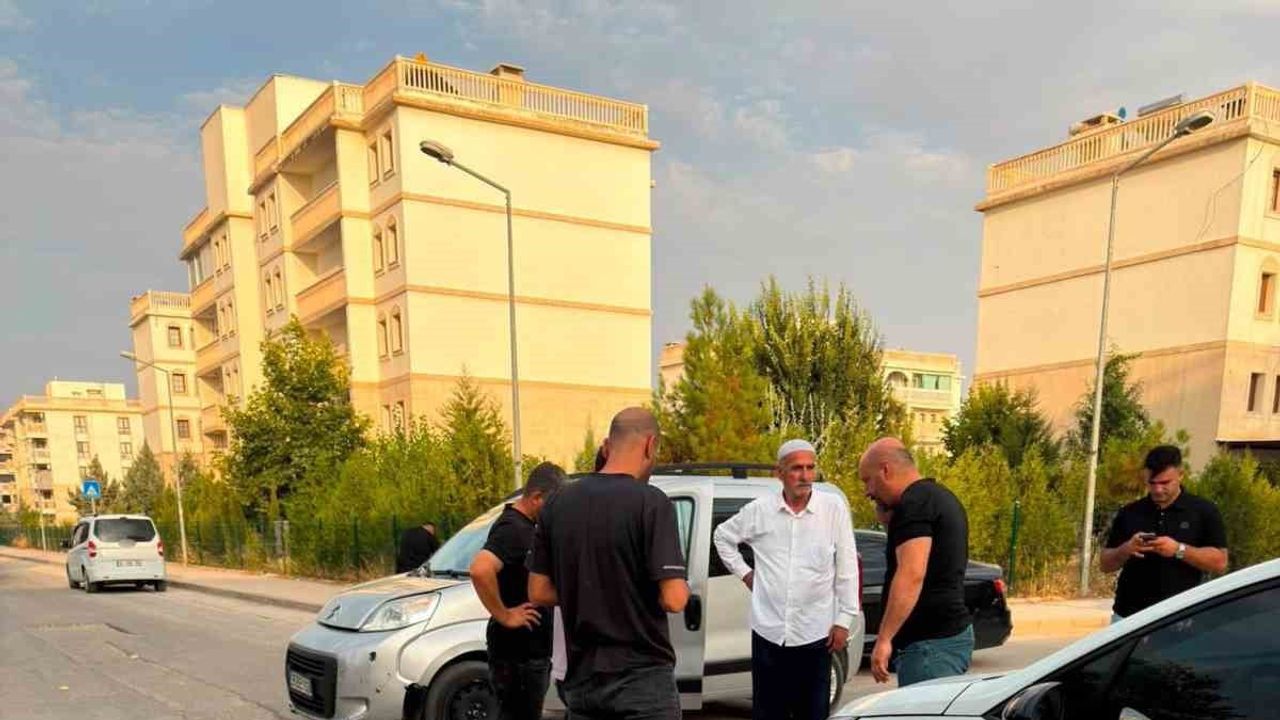 Mardin'de Çağçağ Caddesi'nde otomobil ve motosiklet çarpıştı: sürücü hastaneye kaldırıldı