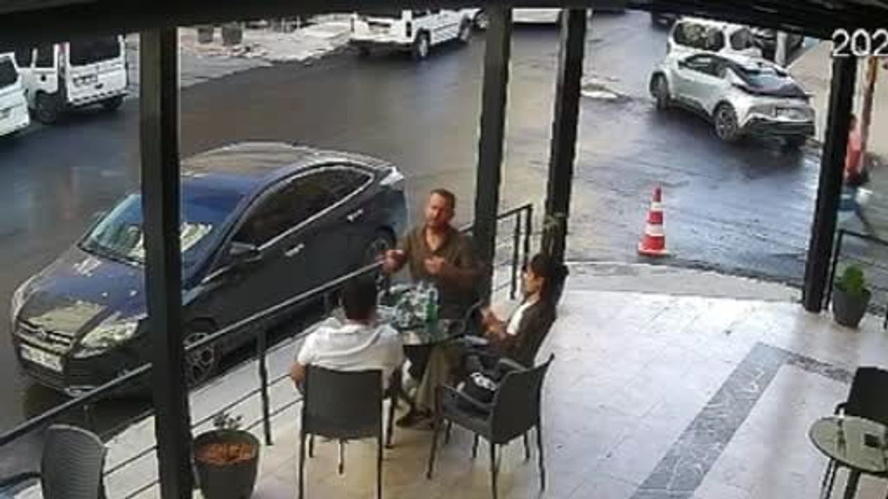 Mardin’de çarpışmanın ardından araç kafenin girişine girdi