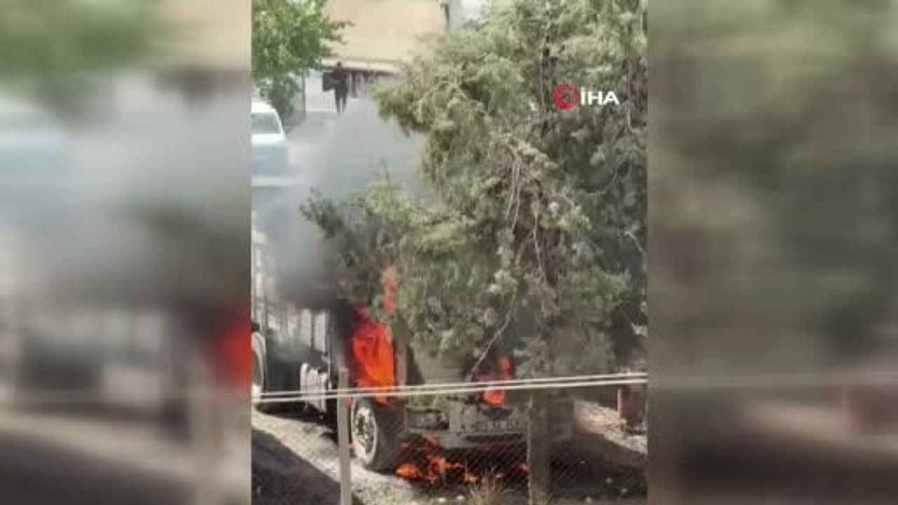 Mardin'de park halindeki kamyon küle döndü