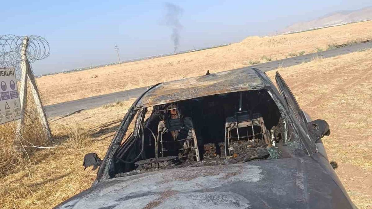 Mardin'de sürücünün kenara çektiği otomobil alevlere yenik düştü
