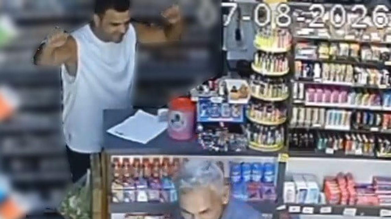 Markette müzik ritmiyle başlayan dansa esnaf da katıldı