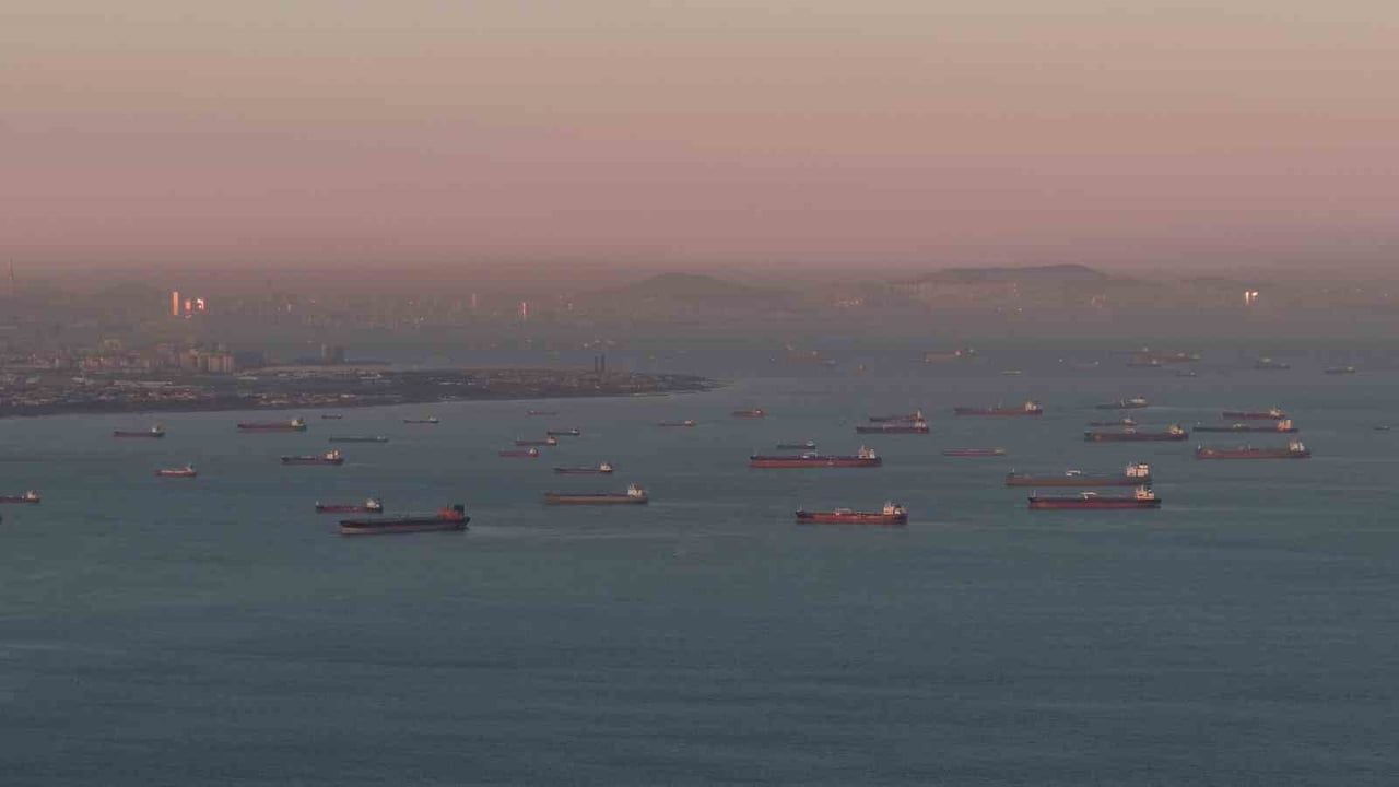 Marmara'nın batısında sıra sıra demirleyen tehlikeli yük tankerleri