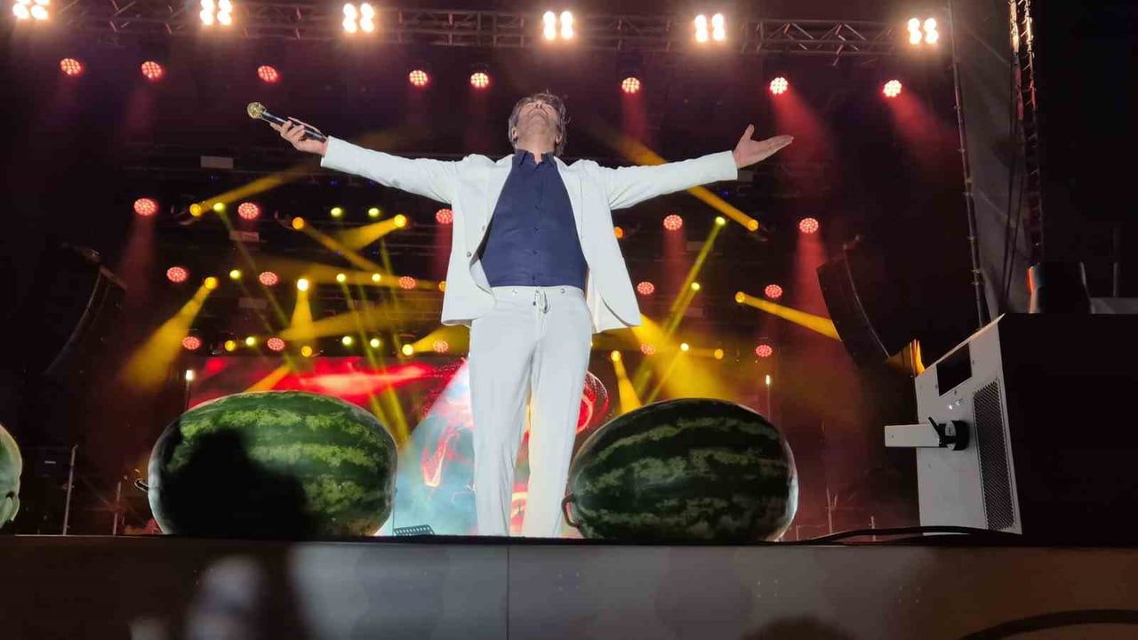 Marmaraereğlisi'nde karpuz festivali coşkusu: Mahsun Kırmızıgül sahneye damga vurdu