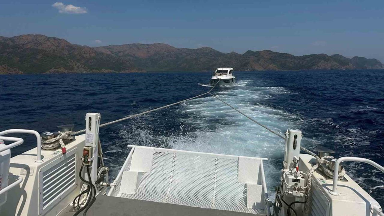 Marmaris açıklarında sürüklenen motor yat 7 kişiyle Sahil Güvenlik tarafından kurtarıldı