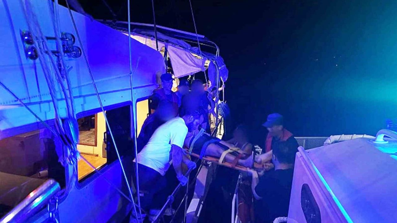 Marmaris açıklarında yaralanan vatandaş Sahil Güvenlik tarafından kıyıya taşındı