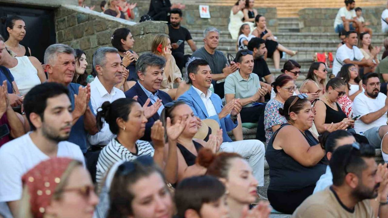 Marmaris'te çocuklar iki aylık kursların emeğini sahneye taşıdı