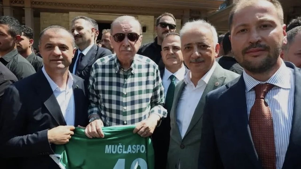 Marmaris'te cumhurbaşkanına 48 numaralı Muğlaspor forması sunuldu