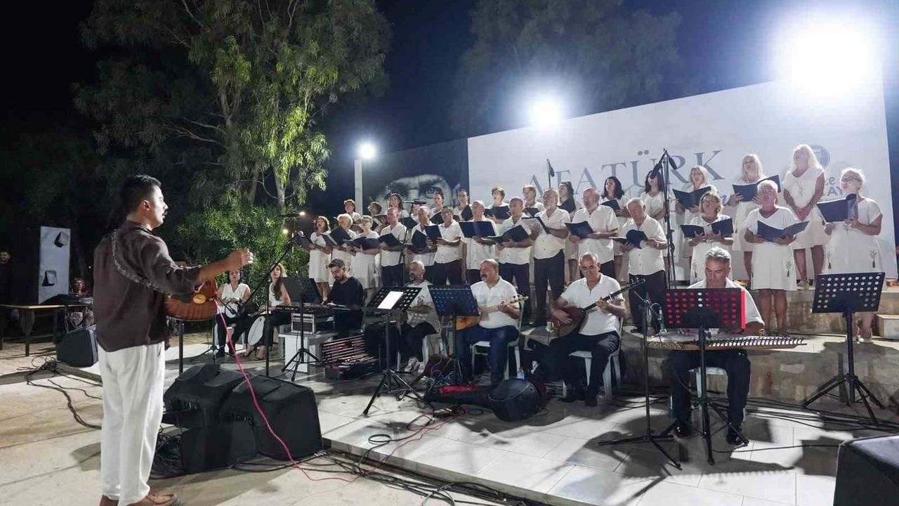 Mavişehir'de Türk halk müziği korosu yaz akşamı büyüledi