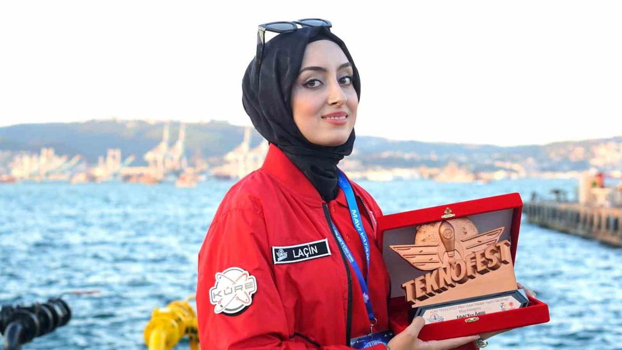 MCBÜ öğrencisi TEKNOFEST Mavi Vatan'dan edebi yazı ödülü