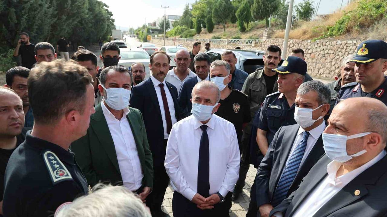 Megaboard'daki yangın kentte duman endişesi yarattı, 5 işçi hafif yaralandı