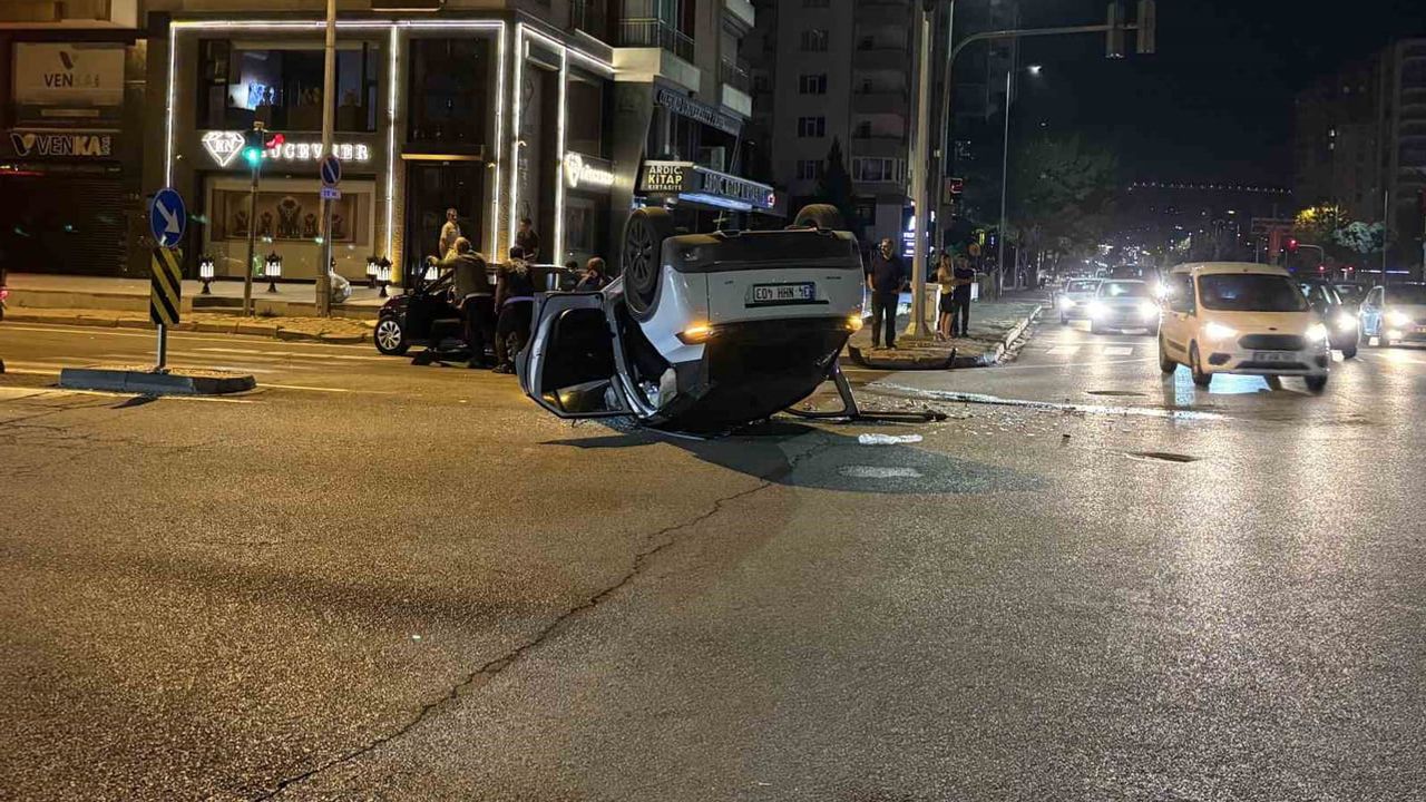 Melikgazi'de çarpışma sonrası suv takla attı, iki kişi yaralandı