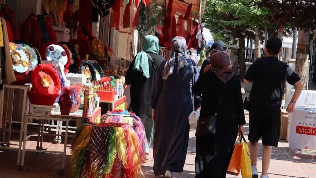 Memleket dönüşü esnafın yüzünü güldürdü: gurbetçi akını Kırşehir çarşısını canlandırdı