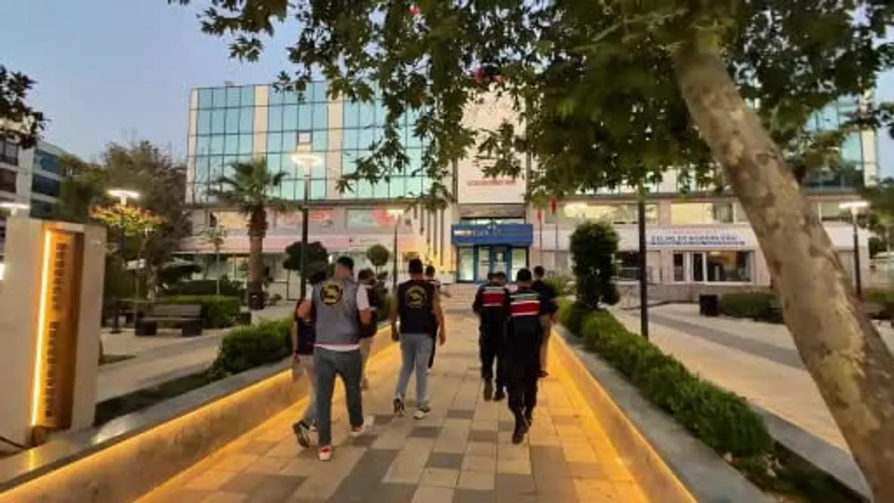 Menderes belediye başkanı İlkay Çiçek gözaltına alındı
