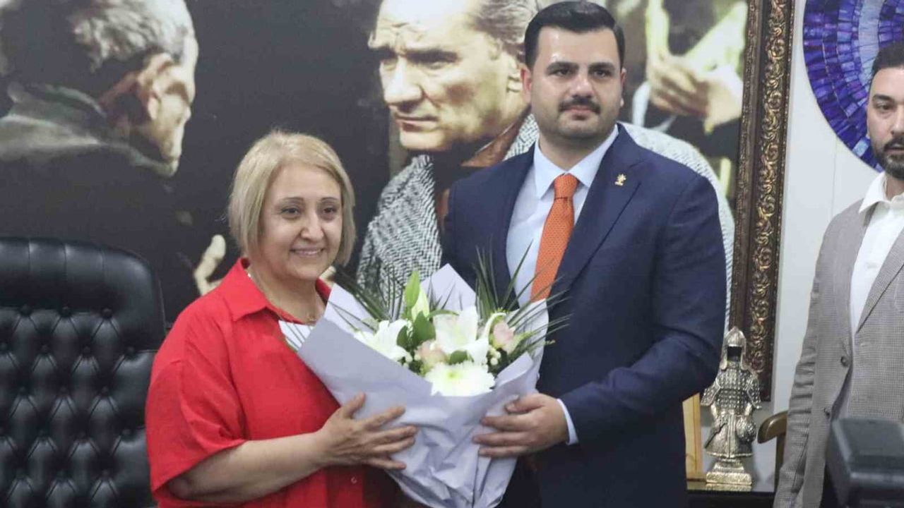 Menderes'te partiye geçme talebi geri çevrilen başkan ve AK Parti'nin seçiciliği