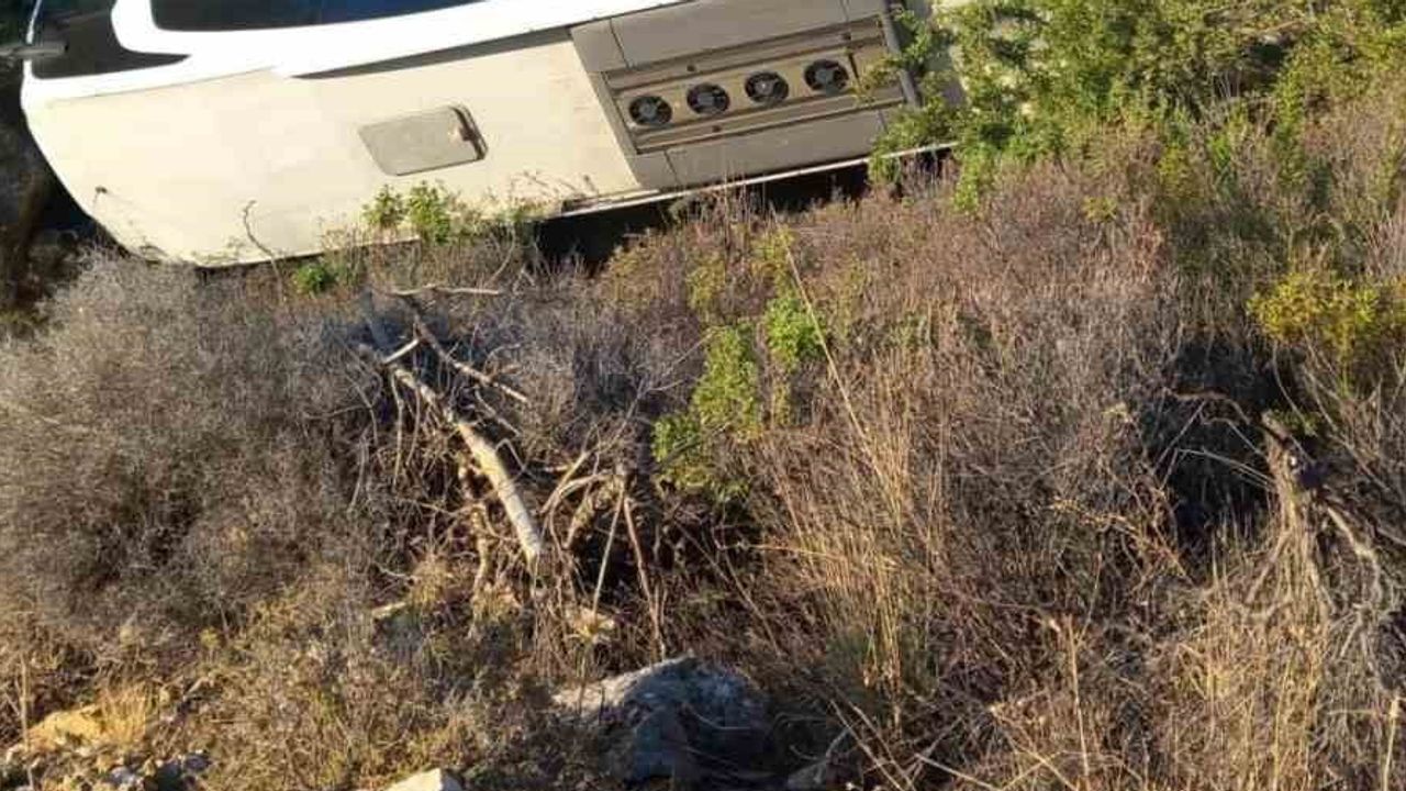 Menderes'te şarampole devrilen araçlarda 2 kişi yaşamını yitirdi
