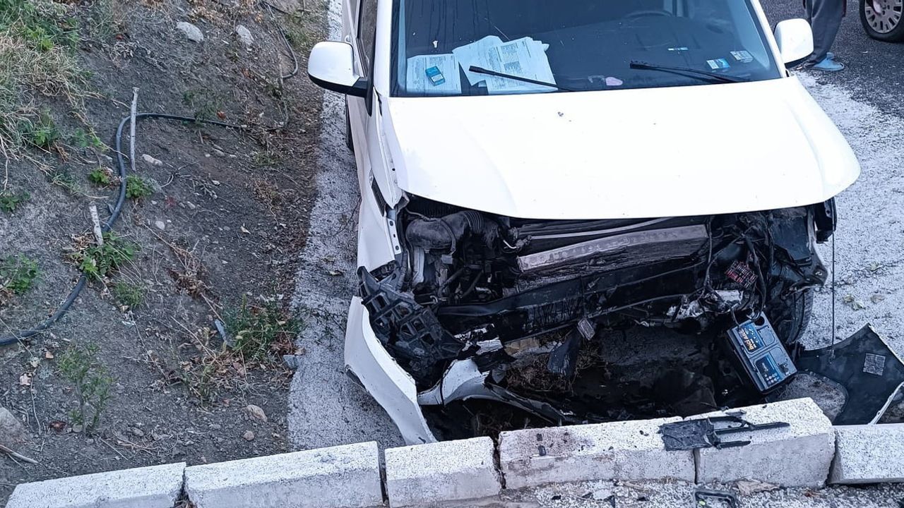 Menfeze çarpan araç Gölbaşı'nda sürücüsünü yaraladı