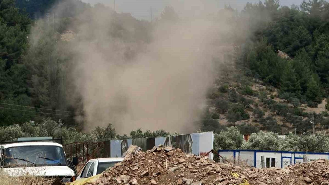 Menteşe'de yeni imar alanında kısa süreli toz hortumları