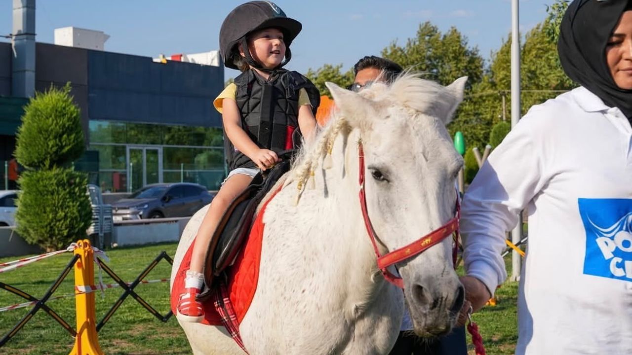 Menteşeli çocuklar Pony Club ile ilk ata binme heyecanını yaşadı
