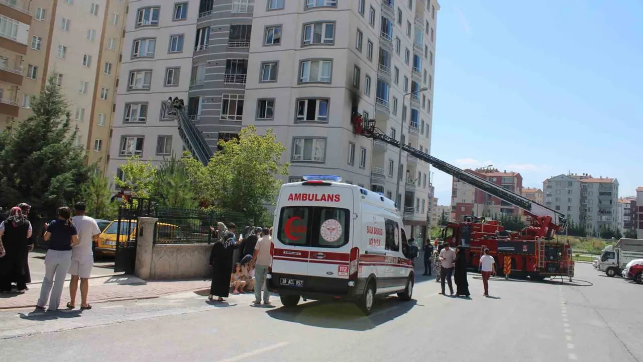 Merdivenle kurtarma anları: Kayseri'de 9 katlı binada 1’i çocuk 3 kişi tahliye edildi