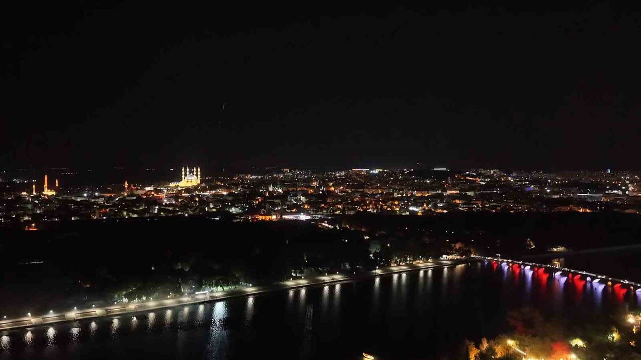 Meriç kıyısında zafer coşkusu: nehir üzerinde havai fişek gösterisi