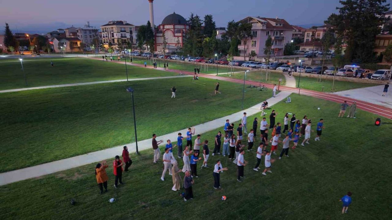 Merkez Park her akşam sporla mahalleyi canlandırıyor