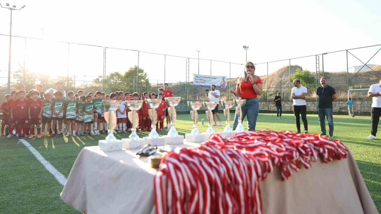 Merkezefendi'de zafer haftası turnuvaları sona erdi, şampiyonlara ödüller verildi