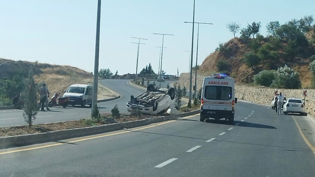 Mersin Caddesi'nde kontrolü kaybeden araç takla attı, sürücü hafif yaralandı