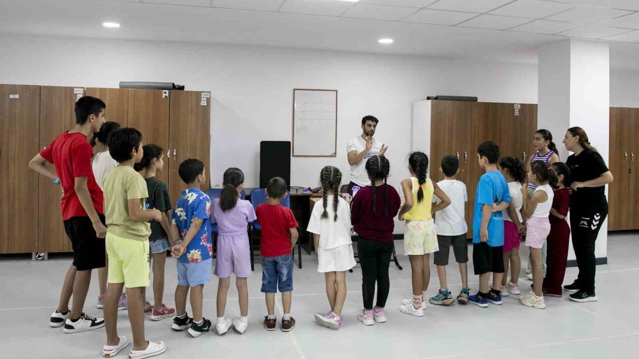 Mersin çocukları yazı halk oyunlarıyla öğreniyor