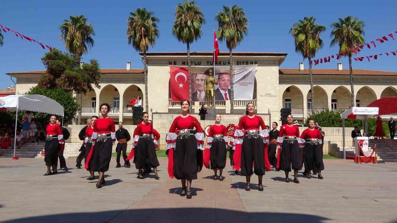 Mersin'de 30 ağustos coşkusu: anıta çelenk, gösteriler ve tören geçişi