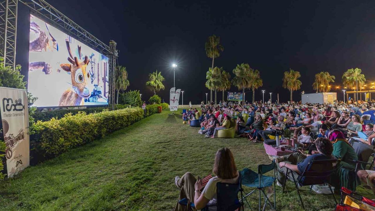 Mersin'de çocuklar Akdeniz kıyısında açık hava sinemasının tadını çıkardı