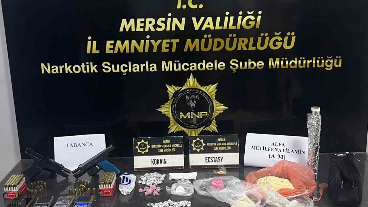 Mersin'de geniş çaplı operasyonda kokain, ecza ve silah ele geçirildi; iki tutuklama