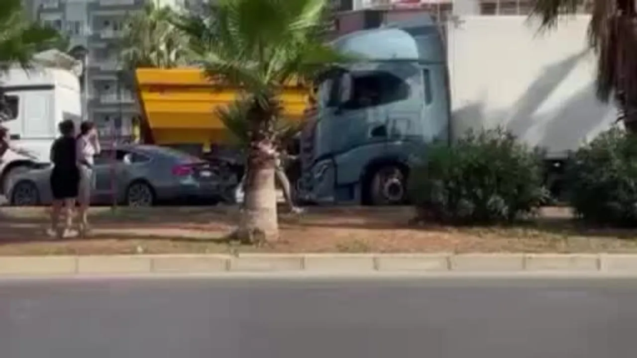 Mersin'de gerilim: camı kırılan tır sürücüsü otomobile çarpıp uzaklaştı
