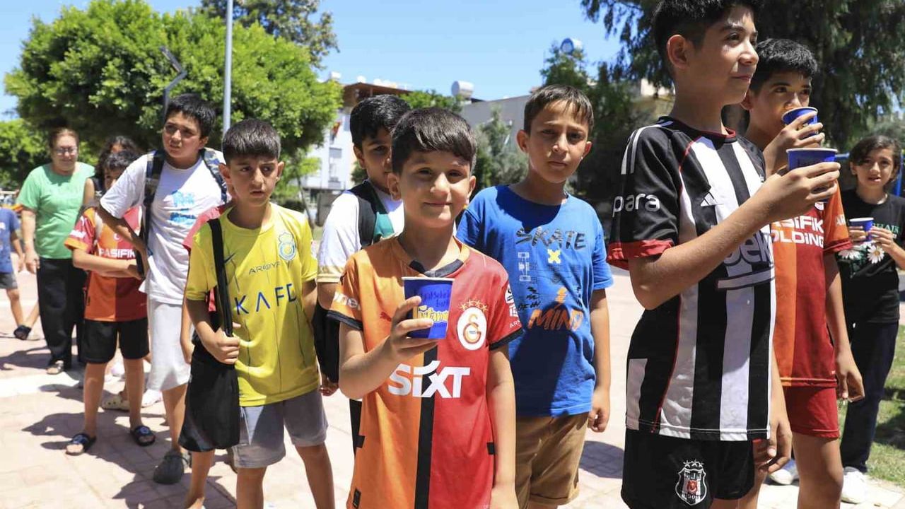 Mersin'de limonatayla serinlik: 163 bin bardakla sürdürülen sosyal ikram