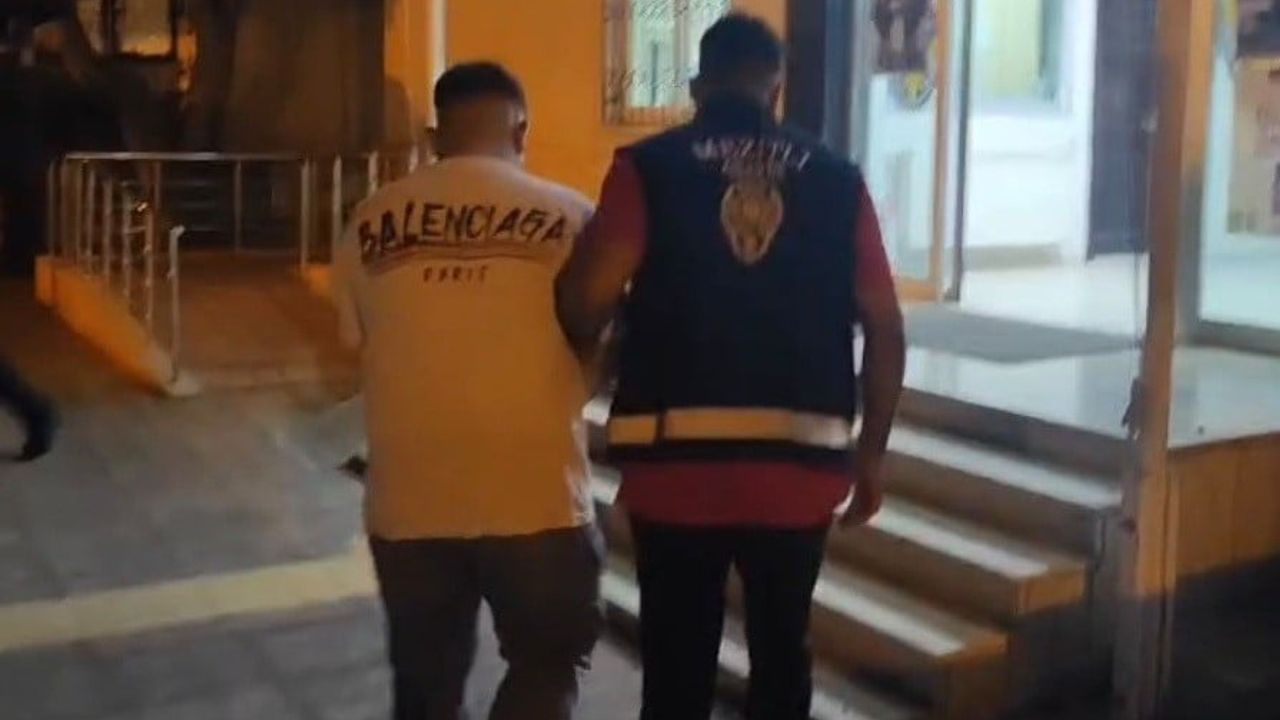 Mersin'de şapkalı ve yüzü kapalı kişinin otomobil camını taşla kırdığı olayda zanlı yakalandı