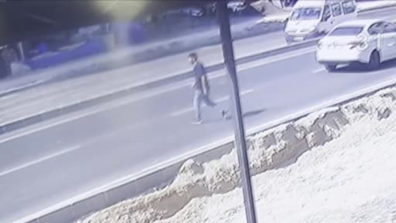 Mersin'de tek şeritte karşıya geçen yayaya otomobil çarptı