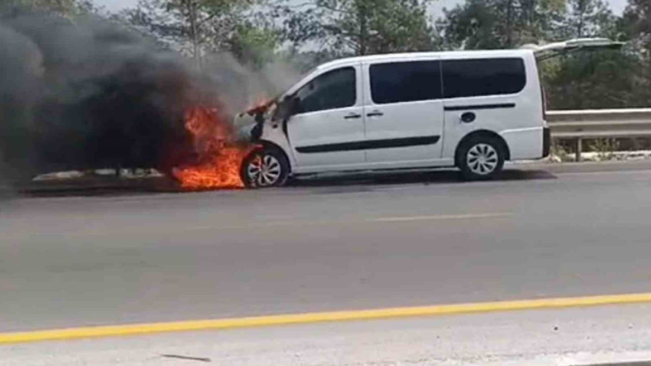 Mersin Erdemli'de seyir halindeki hafif ticari araç motor yangınıyla kullanılamaz hale geldi