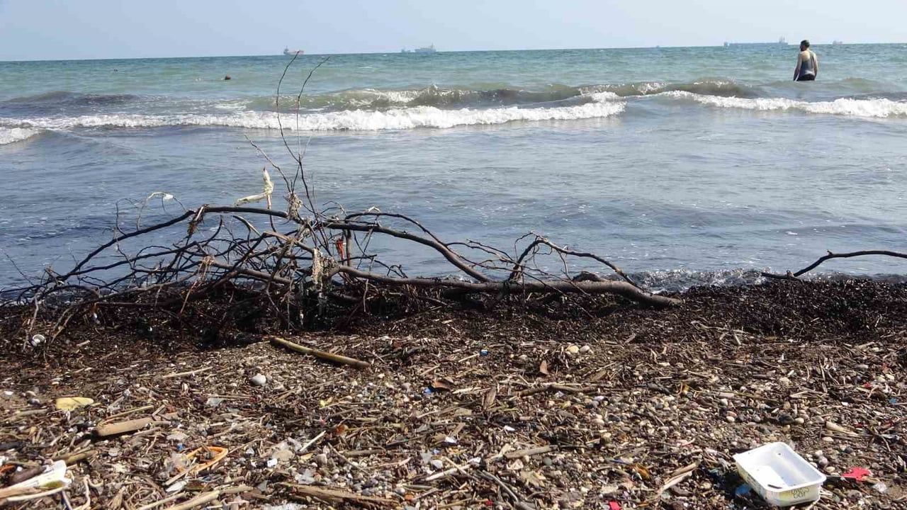 Mersin kıyılarında denize taşınan atıklar turizmi gölgeliyor