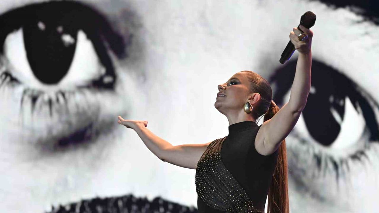 Merve Özbey Göreme'de nostalji ve coşkuyu aynı sahnede buluşturdu