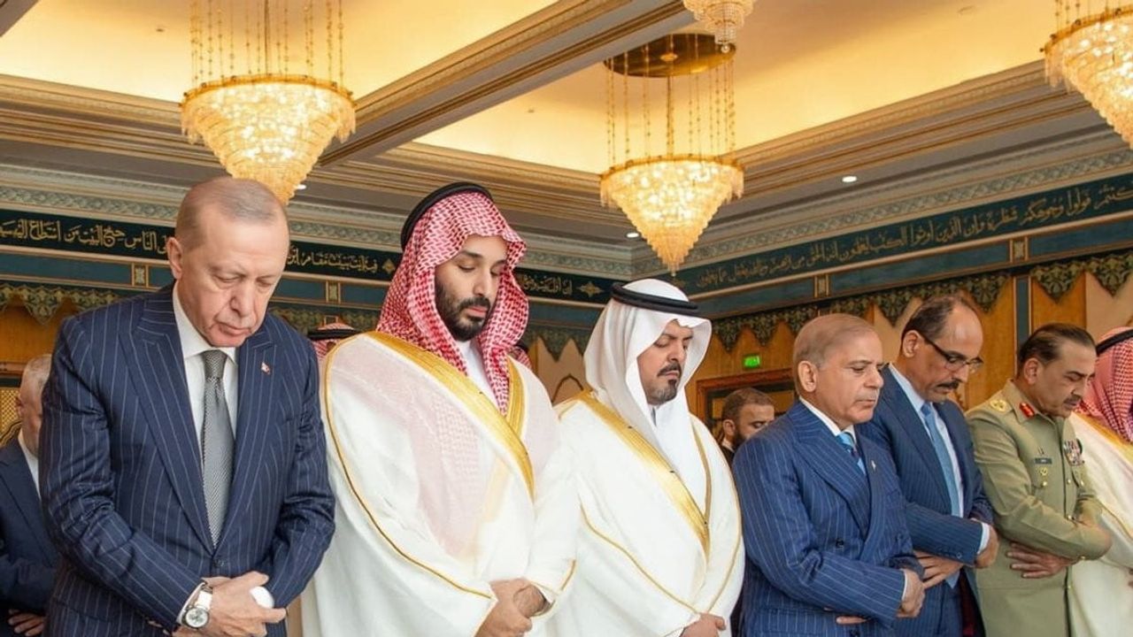 Mescid-i Haram'da buluşma: Erdoğan, Selman ve Şerif cuma namazında saf tuttu