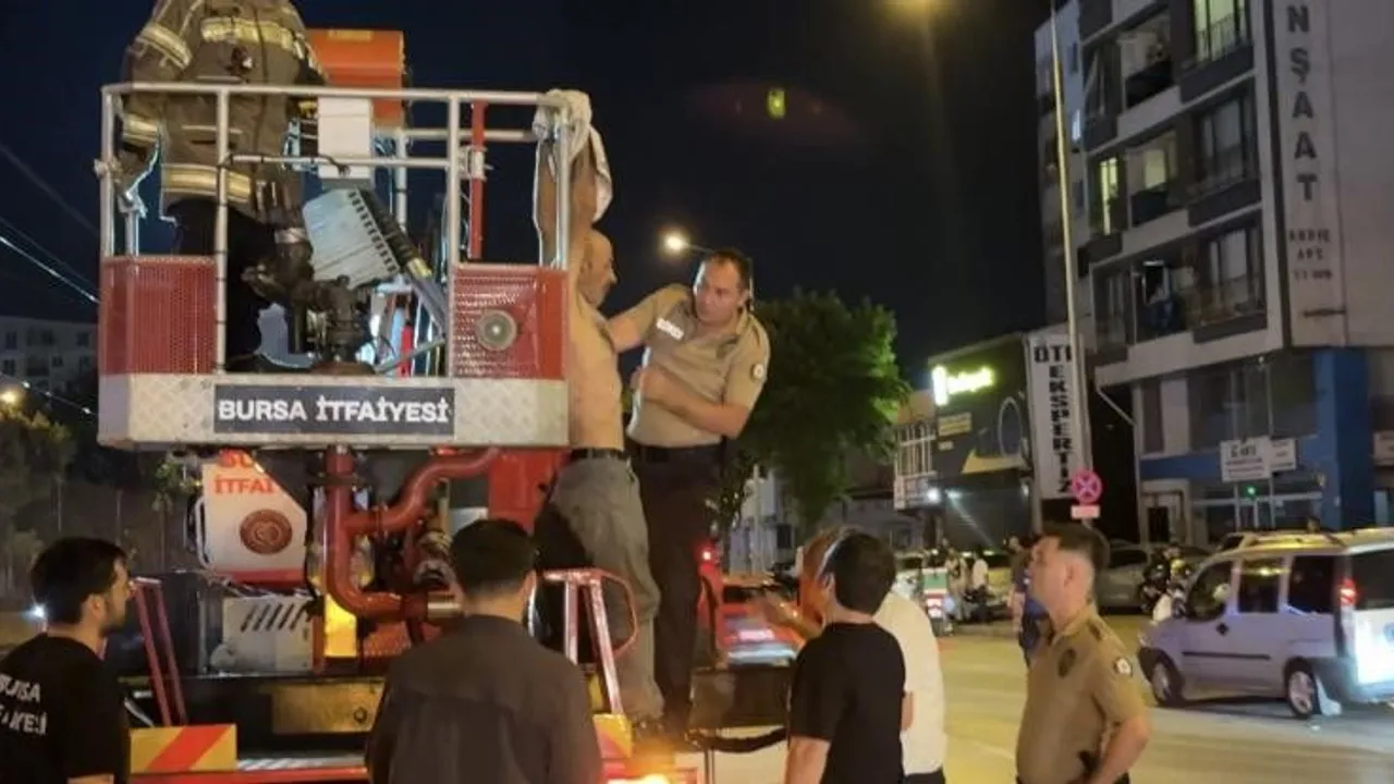 Metro direğine çıkan şahsın iki saatlik direnişi Bursa'da seferleri durdurdu