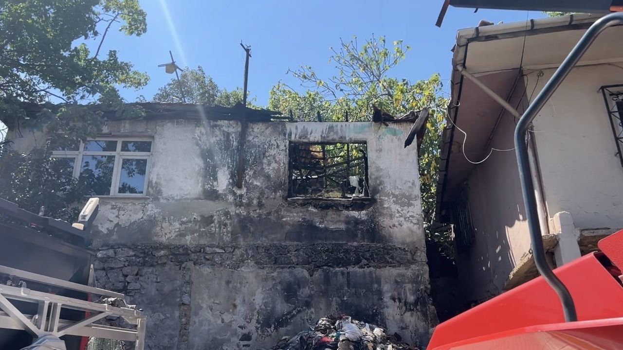 Metruk evde çıkan yangın komşu binaya sıçradı, ev kullanılamaz hale geldi