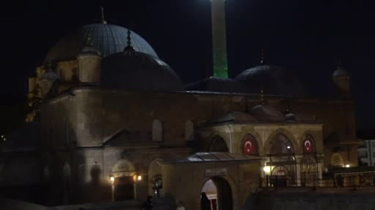 Mevlid kandili'nde tarihi Çapanoğlu Camii'nde dualar edildi