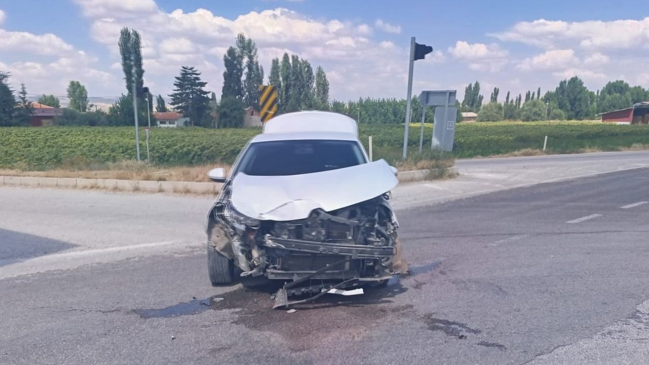 Mezbaha kavşağında çarpışma sonucu iki kişi hastaneye kaldırıldı